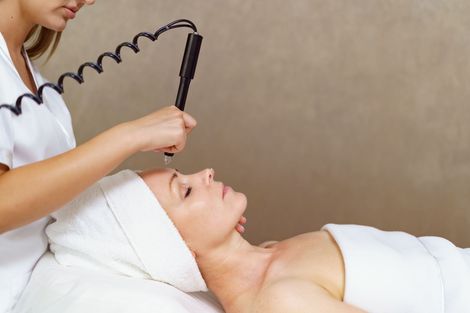 Microneedling-Behandlung im Gesicht